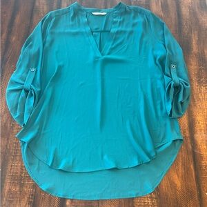 Lush V-Neck Roll-Tab Tunic Blouse in Green
